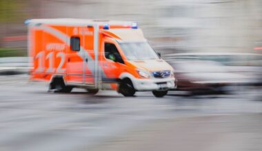 Rettungswagen der Berliner Feuerwehr fährt am 15.04.2025 mit Blaulicht über eine Kreuzung in Berlin. (Quelle: Picture Alliance/Florian Gaertner)