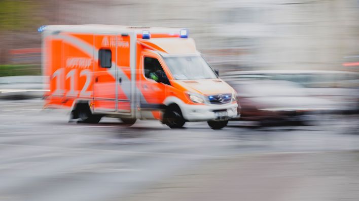 Rettungswagen der Berliner Feuerwehr fährt am 15.04.2025 mit Blaulicht über eine Kreuzung in Berlin. (Quelle: Picture Alliance/Florian Gaertner)