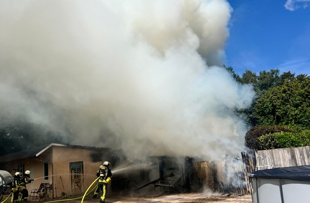 FW-BO: Gartenlaubenbrand in Hofstede verursacht weit sichtbare Rauchsäule