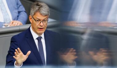 Tempolimit: Verkehrsminister Schnieder hält Tempolimit für "überflüssig"