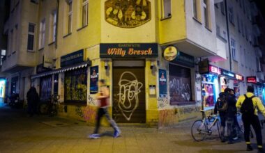 Menschen laufen im März 2020 an der Eckkneipe Willy Bresch in Berlin vorbei. (Quelle: Picture Alliance/Markus Schreiber)