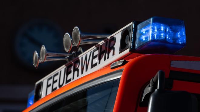Großeinsatz: Die Feuerwehr Duisburg rückt am Freitagabend zu einem Großbrand in einer Lagerhalle aus.