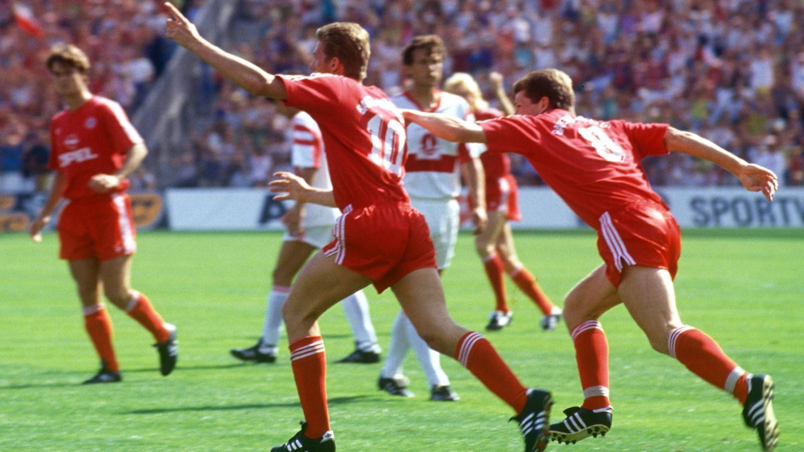 <strong>Thomas Strunz</strong><br>
                Rückennummer 10 beim FC Bayern: von 1990 bis 1991 Position: Defensives Mittelfeld