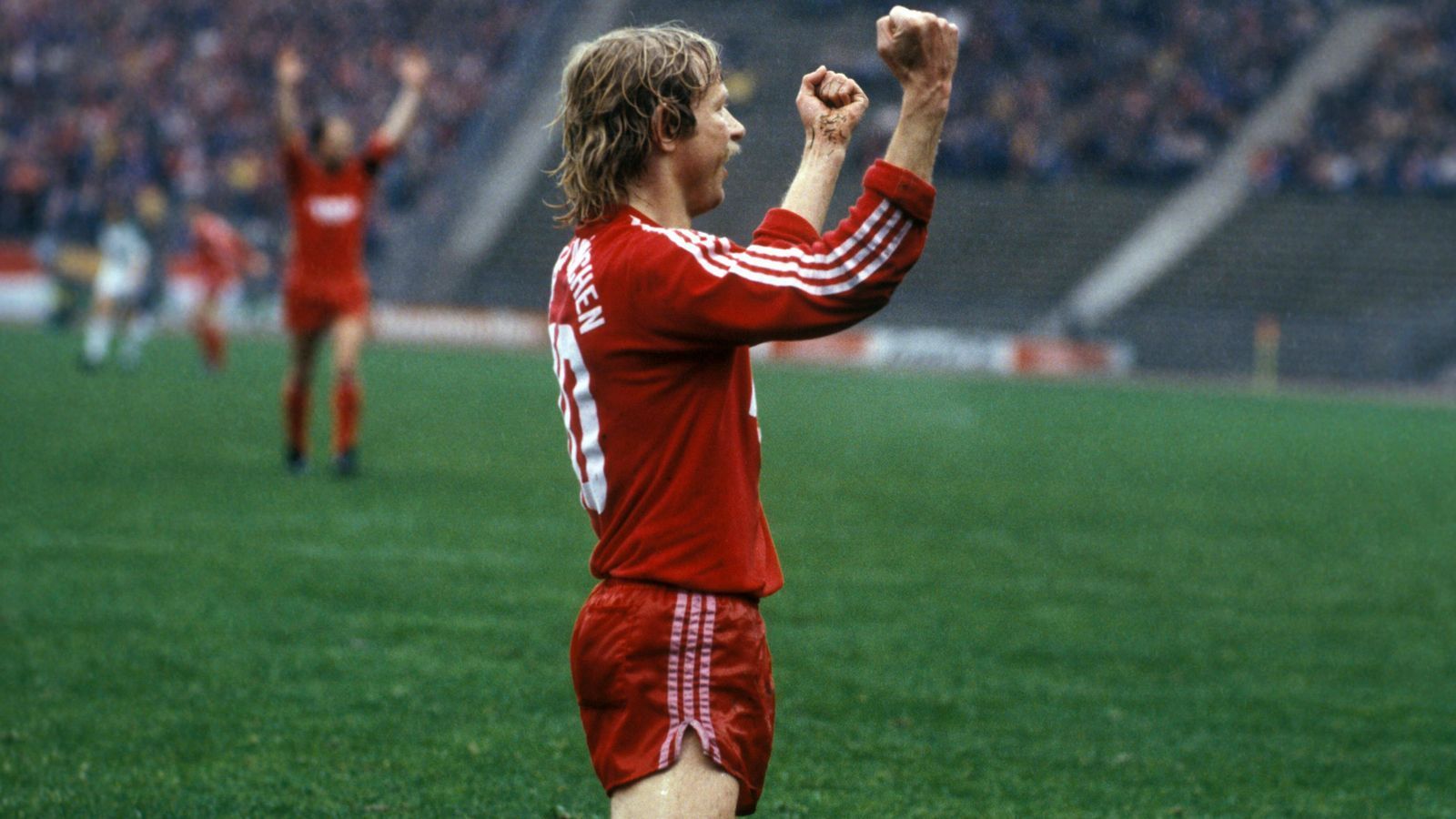 <strong>Karl Del'Haye</strong><br>
                Rückennummer 10 beim FC Bayern: von 1983 bis 1984 Position: Mittelstürmer