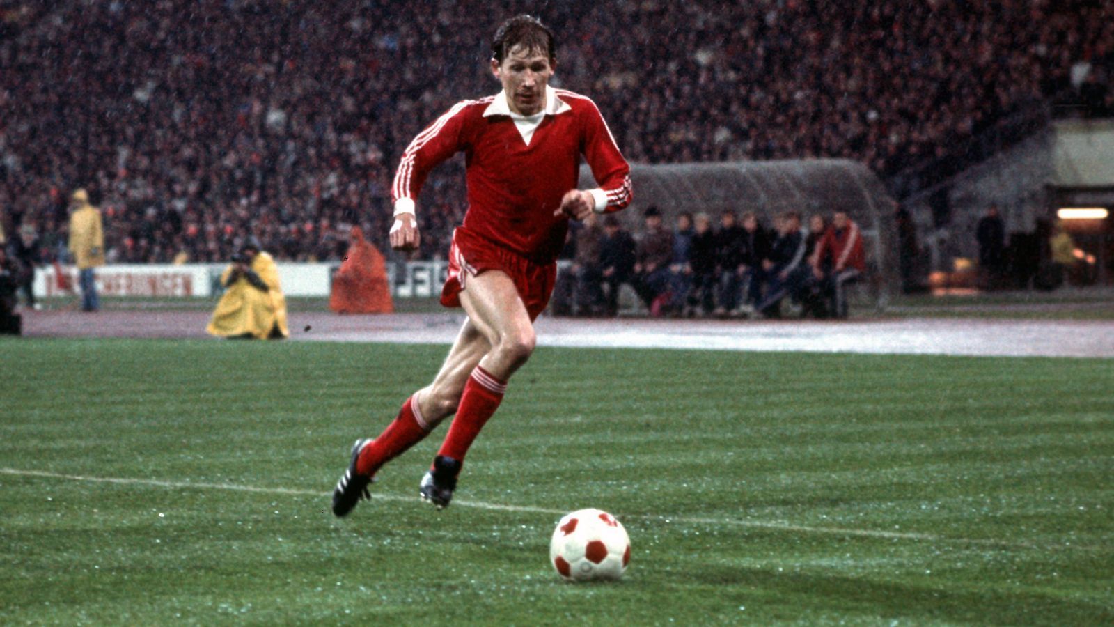 <strong>Conny Torstensson</strong><br>
                Rückennummer 10 beim FC Bayern: von 1973 bis 1974 Position: Mittelstürmer