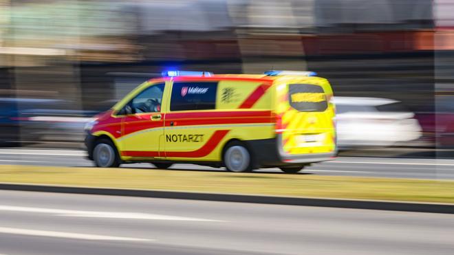 Unfälle: Rettungskräfte bringen den lebensbedrohlich verletzten Senior in ein Krankenhaus. (Symbolbild)