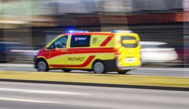Unfälle: Fußgänger gerät in Wuppertal unter Bus