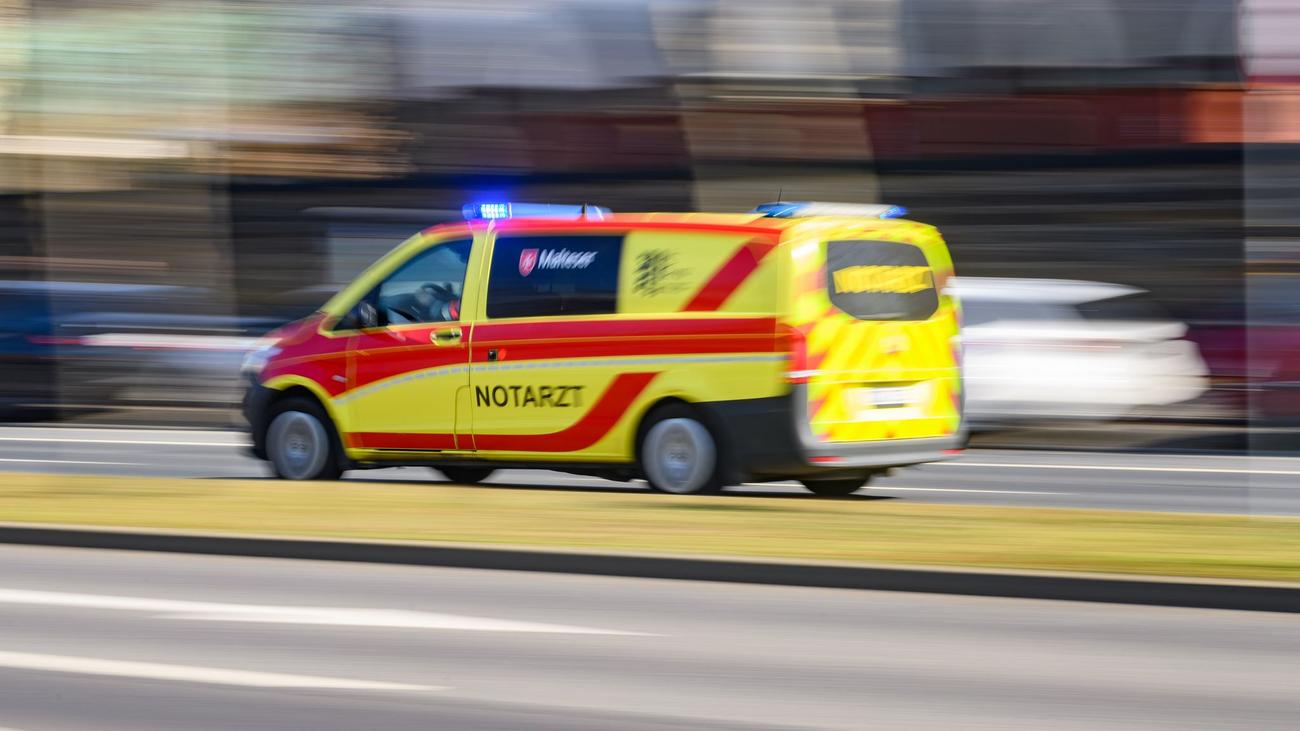 Unfälle: Fußgänger gerät in Wuppertal unter Bus