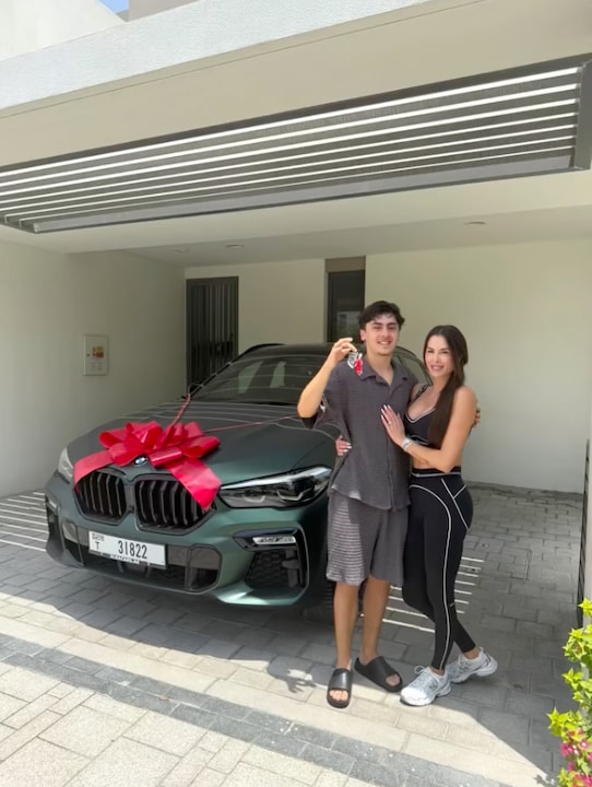Anna-Maria Ferchichis Sohn Montry darf sich zum 23. Geburtstag über einen neuen BMW freuen