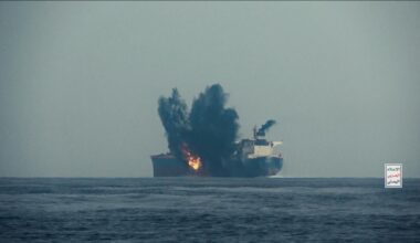Nahostkonflikt: Handelsschiff im Roten Meer brennt nach Beschuss