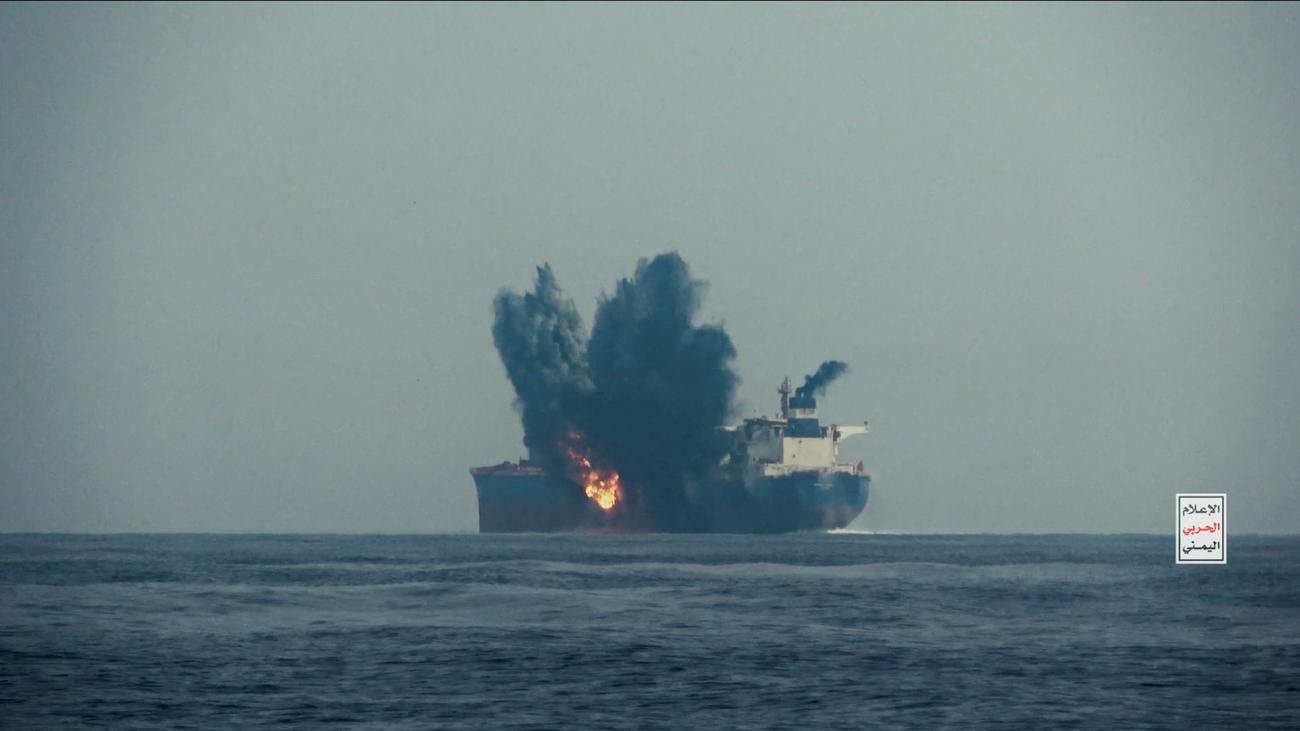 Nahostkonflikt: Handelsschiff im Roten Meer brennt nach Beschuss