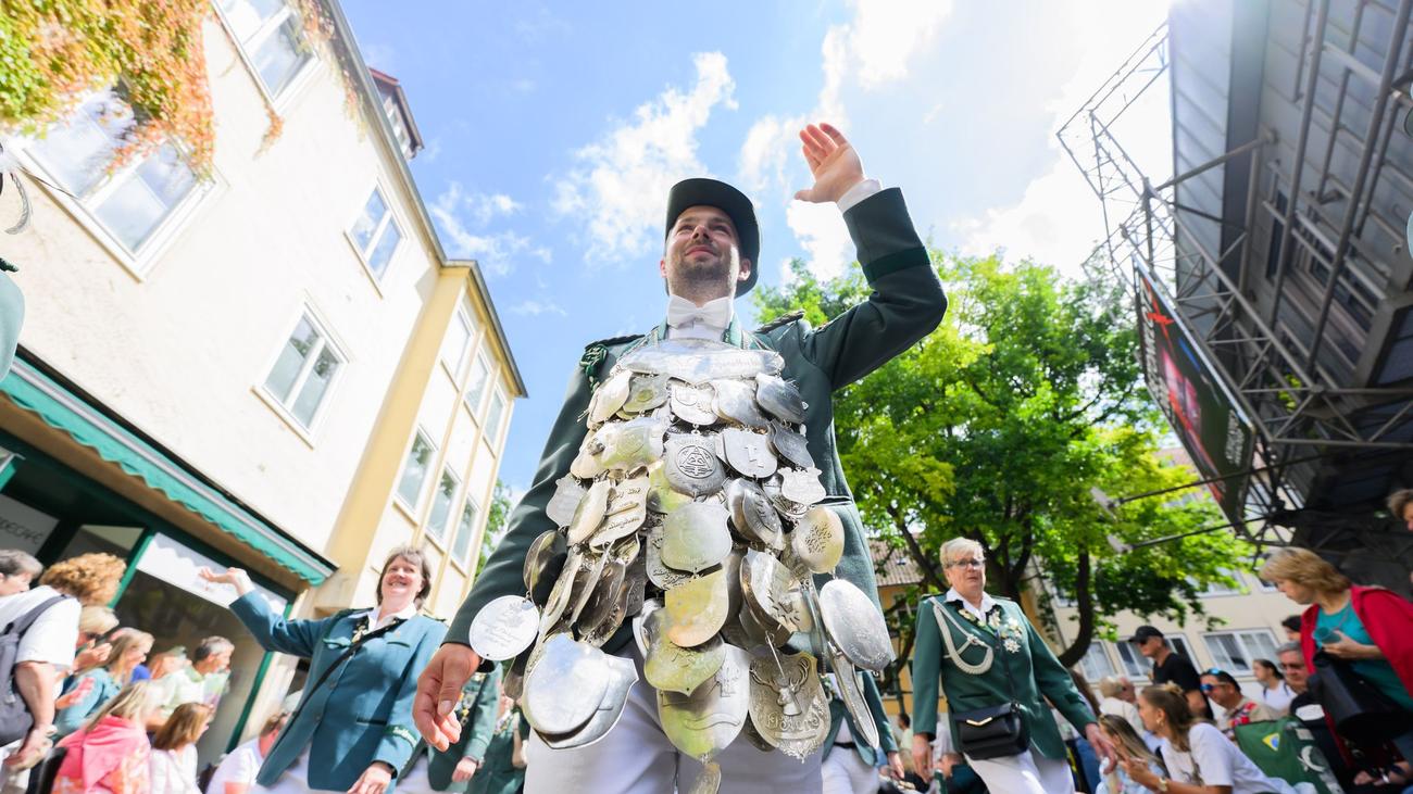 Schützenfest: Schützen ziehen durch Hannover - rund 10.000 Teilnehmer