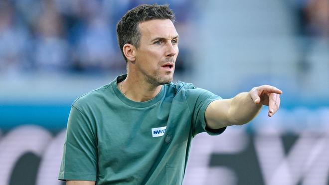 2. Fußball-Bundesliga: Trainer Christian Eichner feiert mit seinem Team einen Testspielsieg.