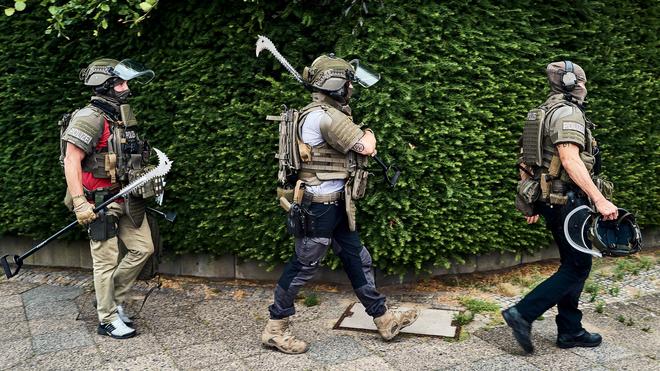 Polizei: Spezialkräfte der Polizei sind in Berlin-Rudow im Einsatz.