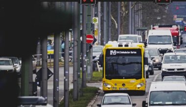 Symbolbild:Ein Bus der BVG fährt entlang der Heerstrasse in Berlin.(Quelle:picture alliance/Photothek/F.Gärtner)