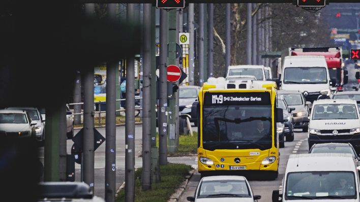 Symbolbild:Ein Bus der BVG fährt entlang der Heerstrasse in Berlin.(Quelle:picture alliance/Photothek/F.Gärtner)