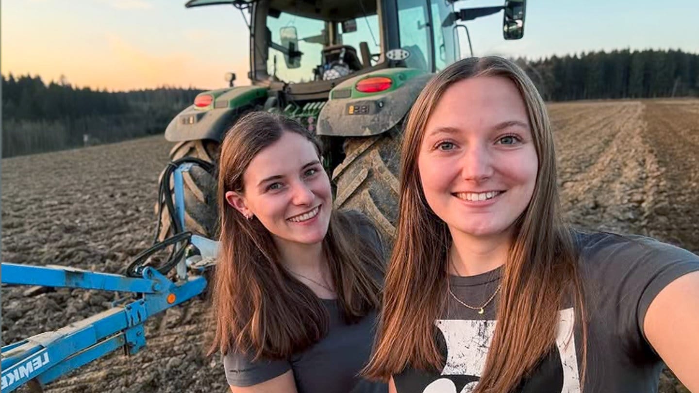 Sie lieben die Landwirtschaft: Isi und Mimi arbeiten mit schweren Maschinen