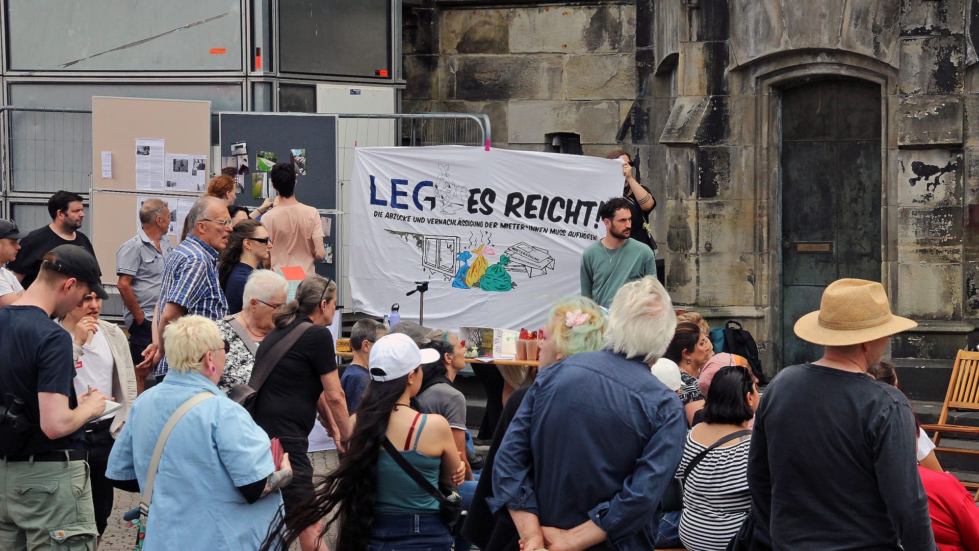 "LEG – Es reicht!" steht auf einem Banner: Unter diesem Motto fand eine Kundgebung vor dem Rathaus statt.
