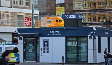 Die Wache der Polizei Berlin auf dem Alexanderplatz. (Quelle: imago-images/Björn Trotzki)