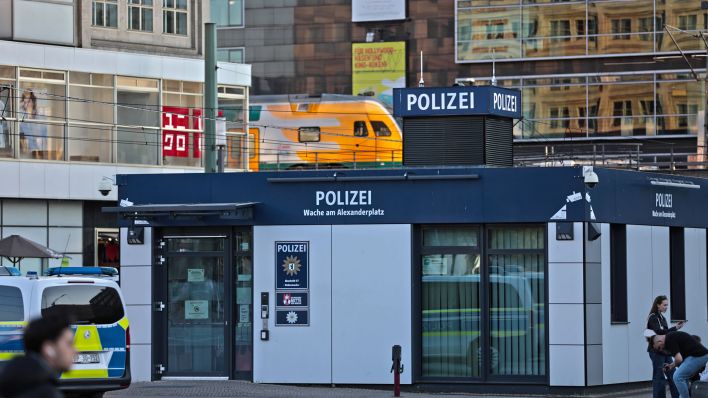 Die Wache der Polizei Berlin auf dem Alexanderplatz. (Quelle: imago-images/Björn Trotzki)