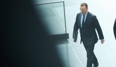 Im Präsidium sichert selbst Merz ihm Rückhalt zu
