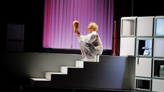 Szene aus "Division" mit Katja Riemann am Renaissance Theater.(Quelle:M.Knickriem)
