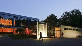 Das Haus der Berliner Festspiele in Berlin-Charlottenburg (Archivfoto) (Quelle: imago images/Reiner Zensen)