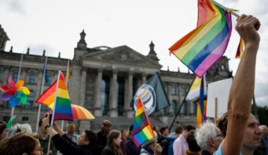 Christopher Street Day in Berlin: Tausende Menschen fordern Regenbogenfahne am Bundestag