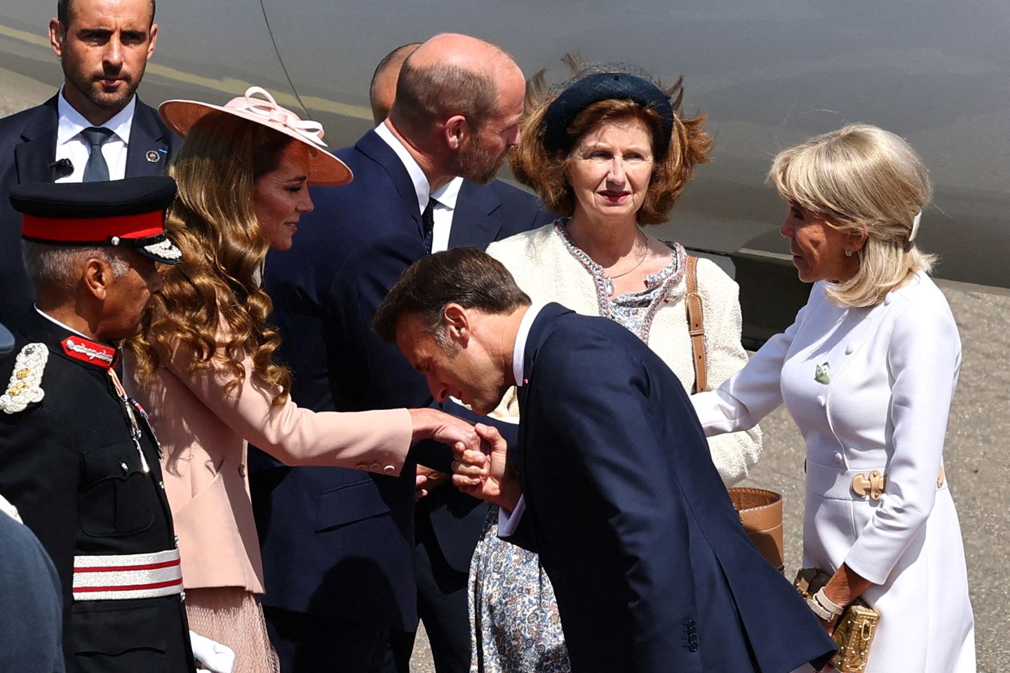 Beim ersten Aufeinandertreffen mit Emmanuel und Brigitte Macron trägt Kate ihre Haare in enge Wellen gestylt. 