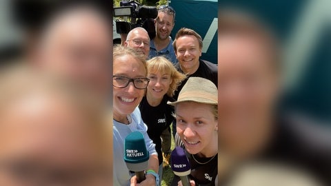 SWR-Team vor Ort am Teufelstisch in Hinterweidenthal 