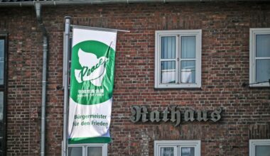 Symbolbild:Die Flagge "Mayors for Peace" hängt vor einem Rathaus.(Quelle:imago images/Funke Foto Services)