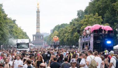 Archivbild: Wagen fahren während der Technoparade «Rave The Planet» auf der Straße des 17. Juni, die dieses Jahr unter dem Motto «Love is stronger» stattfindet. (Quelle: dpa/Gollnow)