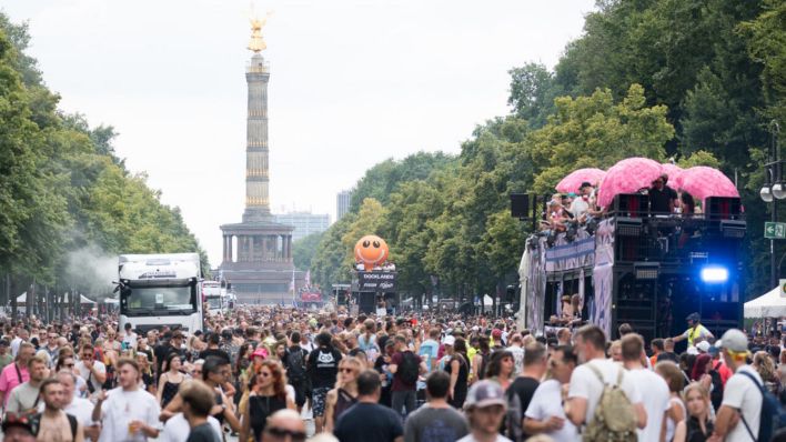 Archivbild: Wagen fahren während der Technoparade «Rave The Planet» auf der Straße des 17. Juni, die dieses Jahr unter dem Motto «Love is stronger» stattfindet. (Quelle: dpa/Gollnow)