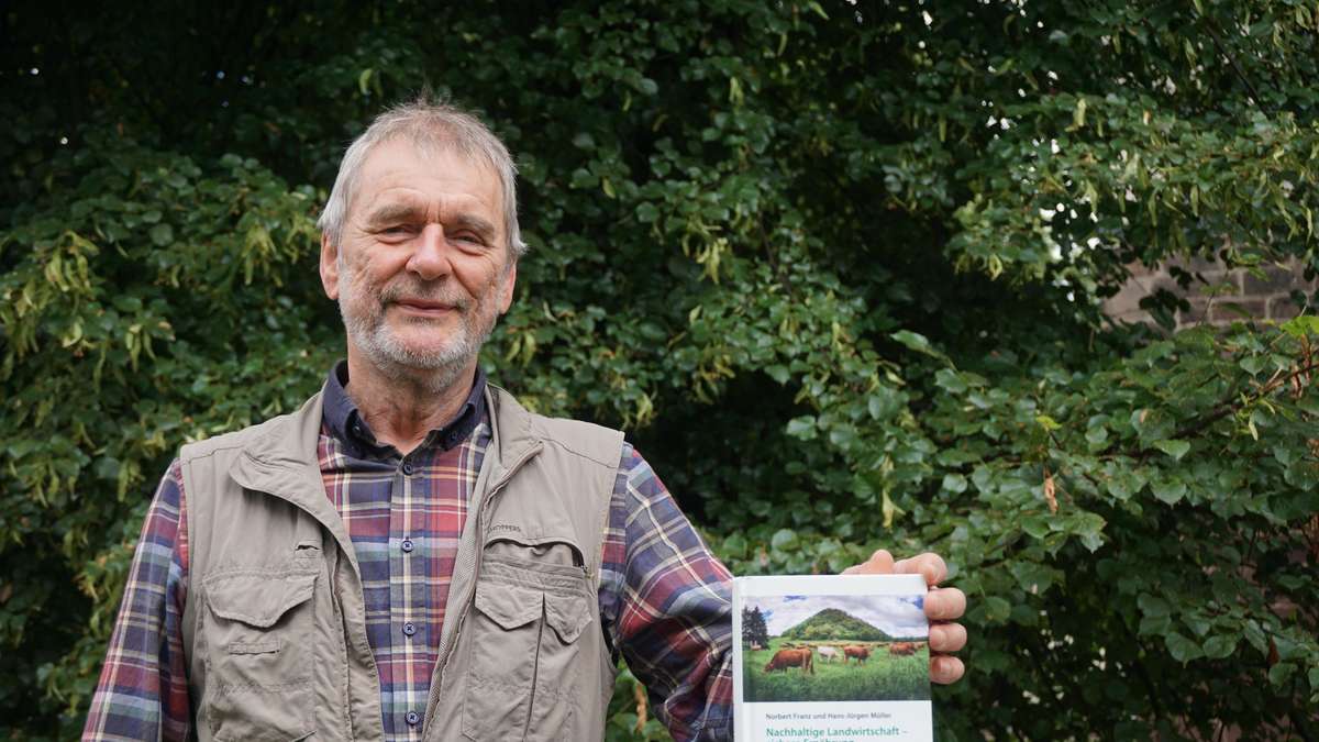 Hans-Jürgen Müller stellt Buch vor