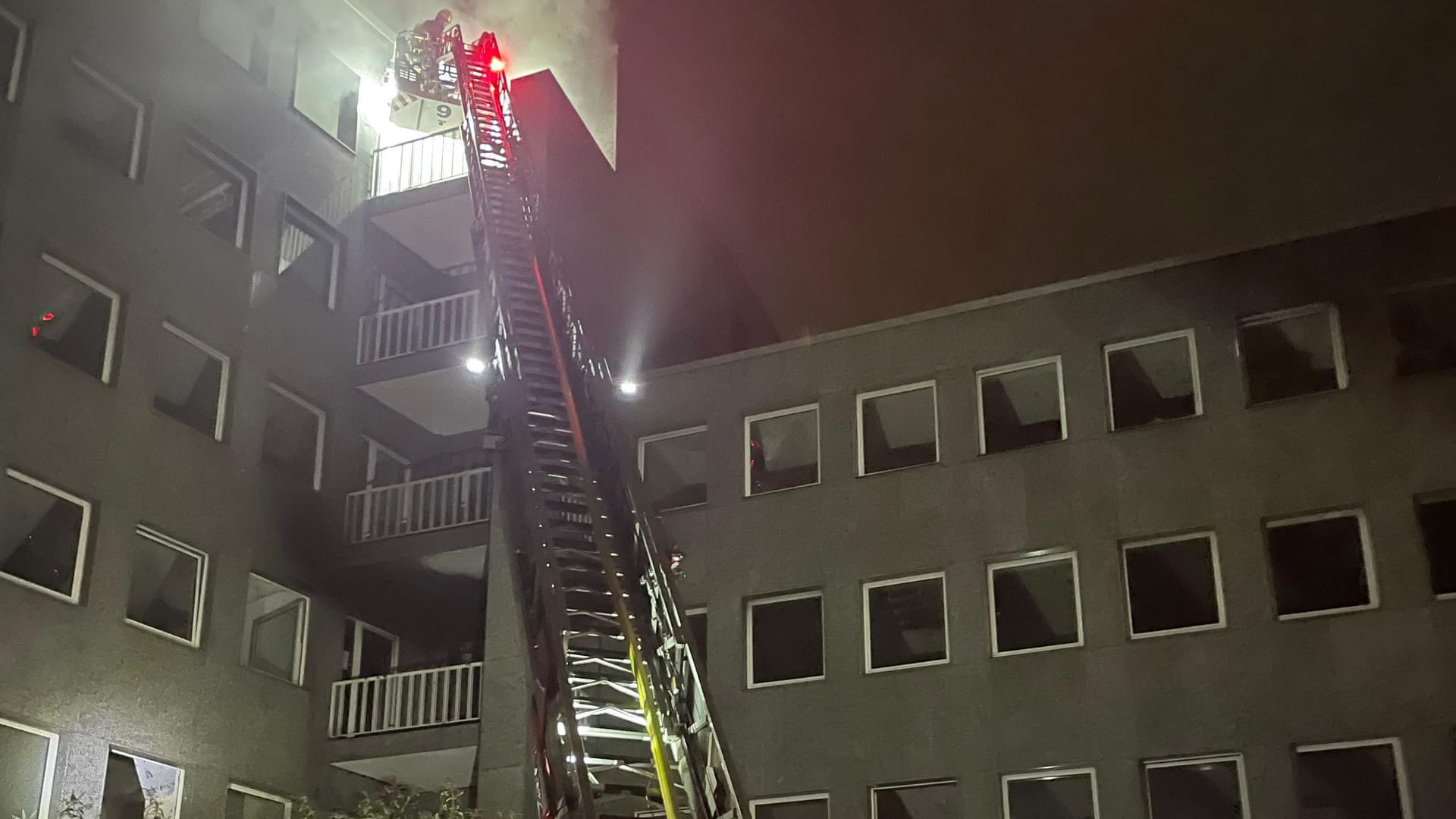 Brandbekämpfung über die Drehleiter: Die Essener Feuerwehr musste in der Nacht zu einem brennenden Bürogebäude ausrücken.