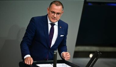 Generaldebatte im Bundestag: Zahlreiche Abgeordnete verlassen bei Chrupalla-Rede das Plenum