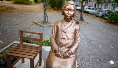 Archivbild: Die Trostfrauen-Statue, eine Bronzestatue von dem südkoreanischen Künstlerpaar Kim Eun-sung und Kim Seo-kyung entworfen, steht in Berlin-Moabit. (Quelle: dpa/Sommer)