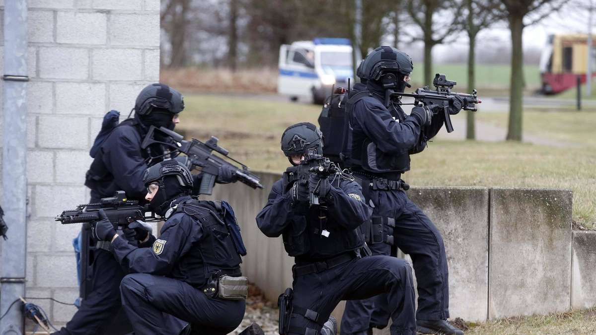 Auch Zehntausende Polizisten müssten Deutschland schützen