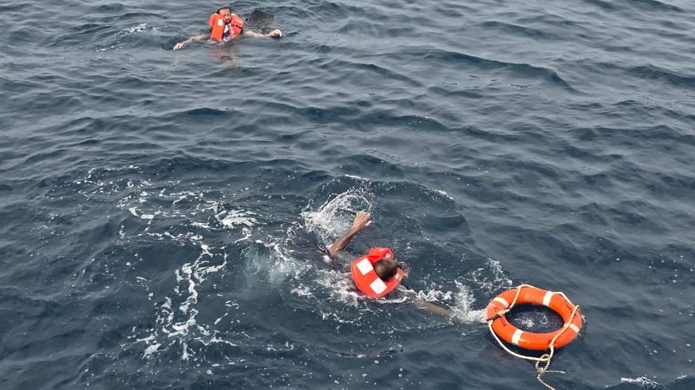 Nahost: Während einer Rettungsaktion vor der Küste Jemens werden Besatzungsmitglieder gesichtet, die angeblich von dem Frachtschiff "Eternity C" stammen. Dieses ist nach einem Huthi-Angriff gesunken.
