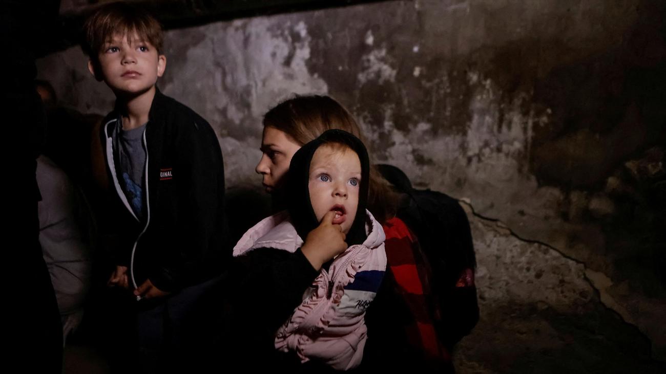 Krieg in der Ukraine: Kyjiw unter Feuer, der Bodenkrieg weitet sich aus