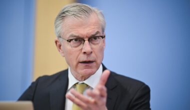Versicherungsbeiträge: Wirtschaftsweiser Werding warnt vor Sozialabgaben von 50 Prozent
