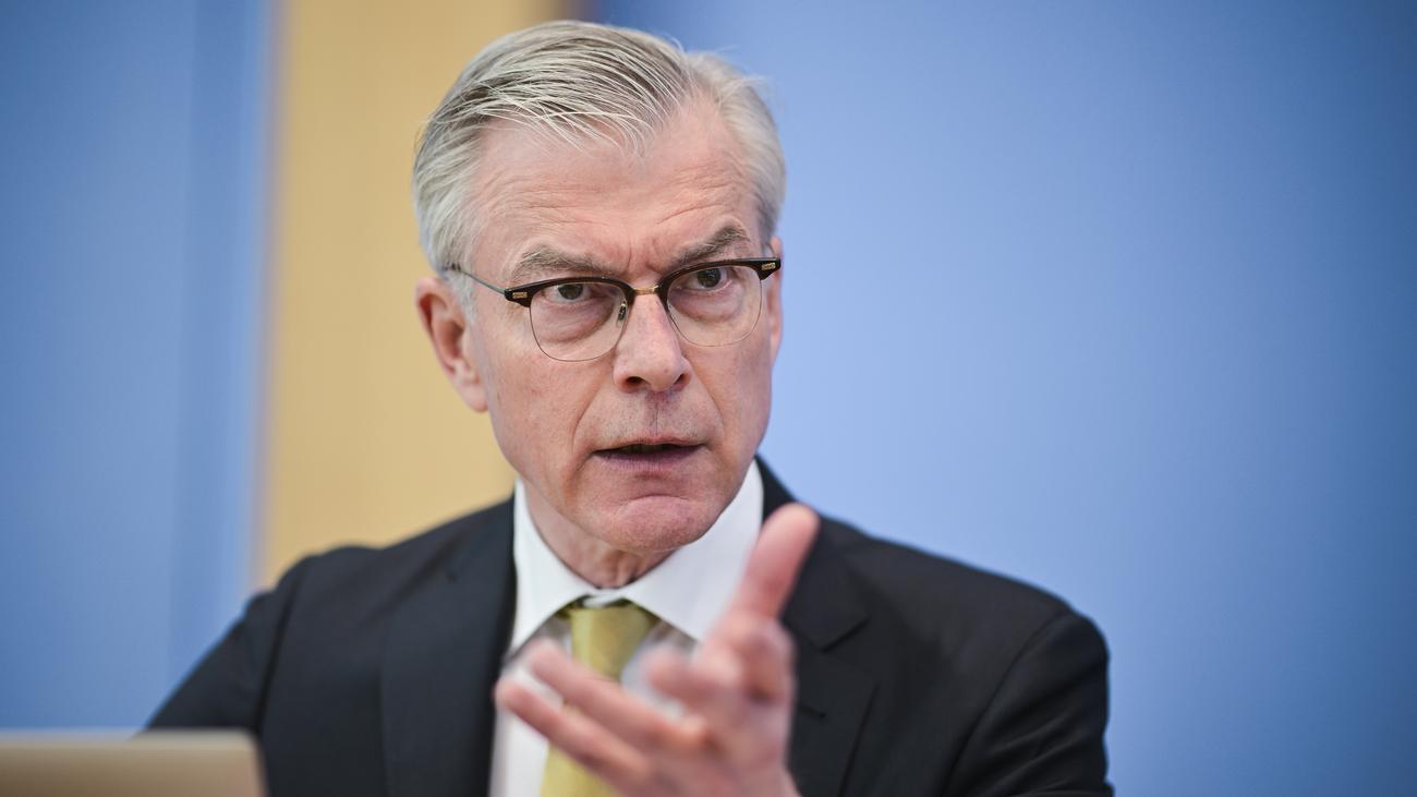 Versicherungsbeiträge: Wirtschaftsweiser Werding warnt vor Sozialabgaben von 50 Prozent
