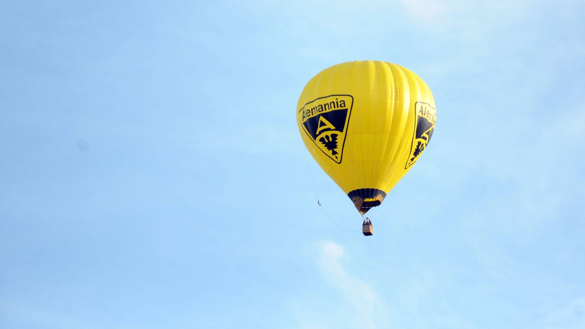 Ein Alemannia Aachen Ballon (Symbolbild): Der Verein schließt sich der "Aufstiegsreform 2025" an.