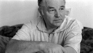 Archivbild: Der Buchhändler Klaus Baltruschat der vom rechtsradikalen Diesner in seinem Laden PDS - Haus im Dorf Marzahn angeschossen wurde, er verlor einen Arm und einen Finger am 12.02.1998. (Quelle: IMAGO / Rolf Zöllner)