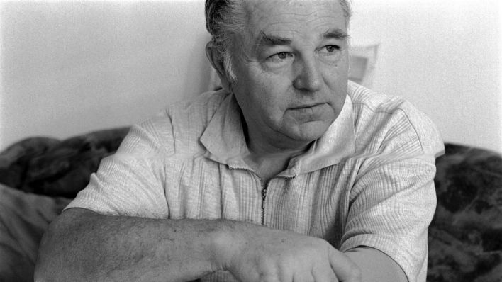 Archivbild: Der Buchhändler Klaus Baltruschat der vom rechtsradikalen Diesner in seinem Laden PDS - Haus im Dorf Marzahn angeschossen wurde, er verlor einen Arm und einen Finger am 12.02.1998. (Quelle: IMAGO / Rolf Zöllner)