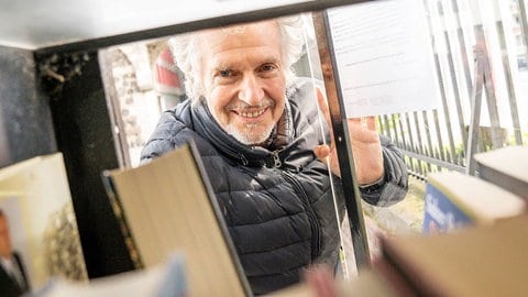 Bücherschrank und Frank Schätzing