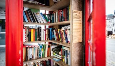 Bücherschrank aus alte Telefonzelle