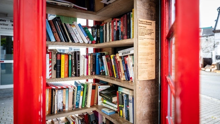 Bücherschrank aus alte Telefonzelle