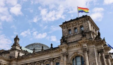 Regenbogenflagge: Bundestagsabgeordnete müssen Regenbogenfahnen in ihren Büros abhängen