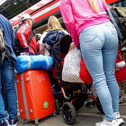 Symbolbild: Reisende versuchen auf einem überfülltem Bahnsteig im Hauptbahnhof in einen Regionalzug zu steigen. (Quelle: dpa/Henning Kaiser)